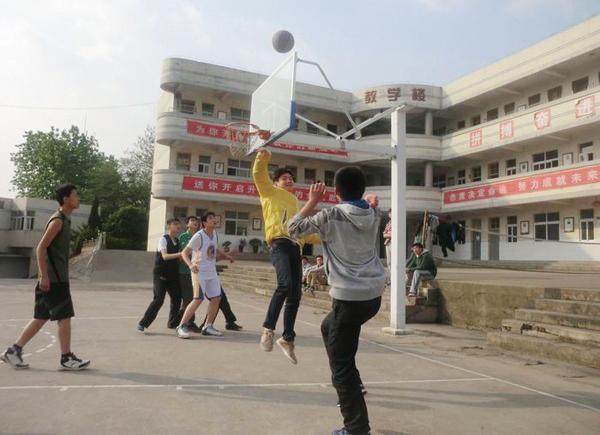 南京中高考复读学校新华篮球运动场